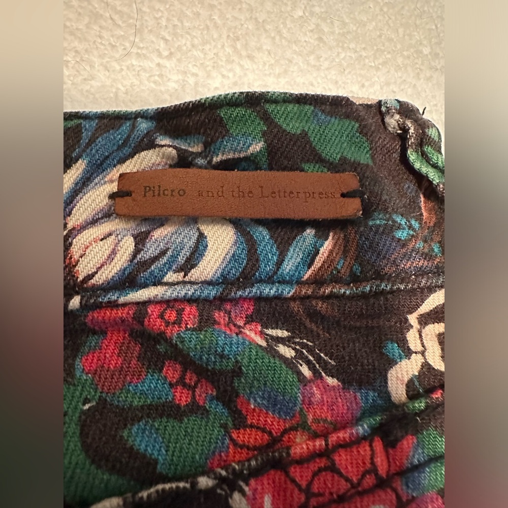 LIKE NEW- Anthropologie Pilcro Mid Rise Skinny Black Floral Jeans - Picture 9 of 16